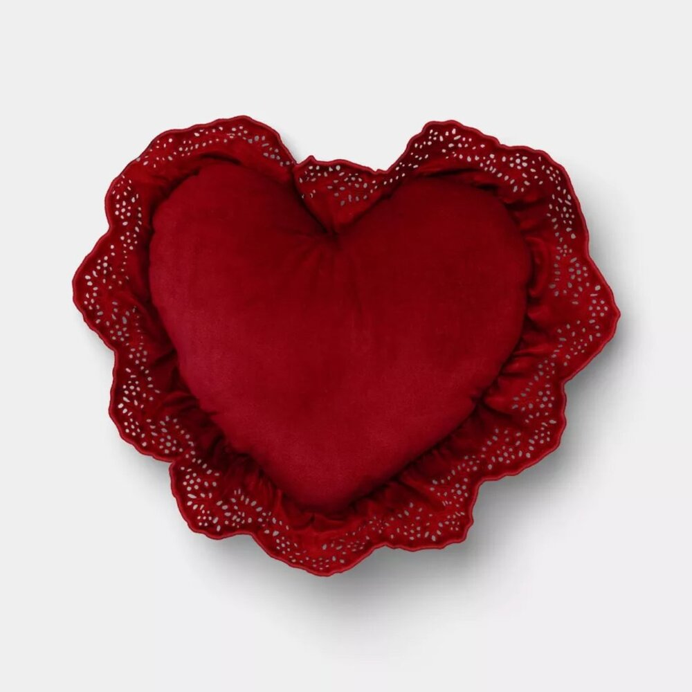 TARGET THRESHOLD RUFFLE HEART PILLOW 1CT - Picture 2 of 5